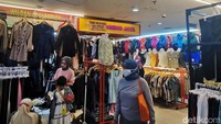 Pasar ini selalu ramai pengunjung di hari Sabtu dan Minggu.