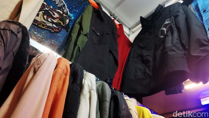 Salah satu lokasi yang cukup terkenal dan jadi lokasi utama berburu para thrifter adalah Pasar Senen. Sebelum istilah thrifting tenar di kalangan anak muda, pasar ini memang sudah tersohor sebagai penyuplai pakaian bekas.