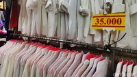 Menurut pedagang, jaket dan celana adalah produk yang paling diburu.