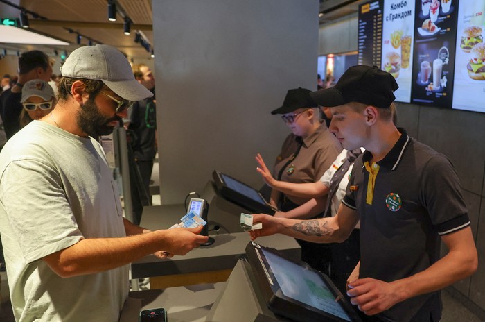 Ramai Banget! Warga Rusia Antusias Cobain Resto Baru Pengganti McD Pembukaan restoran pengganti McDonalds di Rusia yakni Vkusno & tochka disambut antusias masyarakat. Antrean panjang warga terlihat di gerai restoran itu.