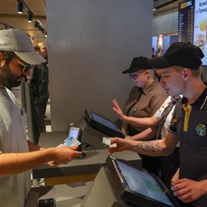 Pria Tinggalkan Gaji Rp 900 Juta untuk Kerja di McD, Ternyata Alasannya.. Pria Tinggalkan Gaji Rp 900 Juta untuk Kerja di McD, Ternyata Alasannya..