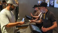 Manajer Kualitas Vkusno &tochka, Alexander Merkulov mengatakan komposisi burger tidak berubah. Peralatan McDonalds juga tetap ada. (Evgenia Novozhenina/Reuters).