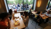 CEO Vkusno & tochka Oleg Paroev mengatakan perusahaan berencana membuka 200 restoran di Rusia pada akhir Juni dan 850 restoran pada akhir musim panas. (Contributor/Getty Images).