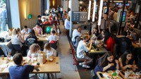 Restoran tersebut akan mempertahankan interior lama McDonalds tetapi akan menghapus referensi apa pun merujuk ke nama McDonalds. Paroev menambahkan perusahaan sedang mencari pemasok baru minuman ringan karena Coca-Cola menangguhkan penjualannya di Rusia. Di sisi lain, pengusaha Siberia Alexander Govor, pemilik Vkusno & tochka mengatakan bahwa akan meluncurkan sesuatu yang mirip dengan Big Mac khas McDonalds. (Evgenia Novozhenina/Reuters).