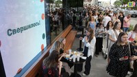 Sejumlah orang mengantre untuk membeli menu makanan di restoran cepat saji Vkusno & tochka yang menggantikan McDonalds di Rusia, Minggu (12/6/2022) waktu setempat. (Contributor/Getty Images).