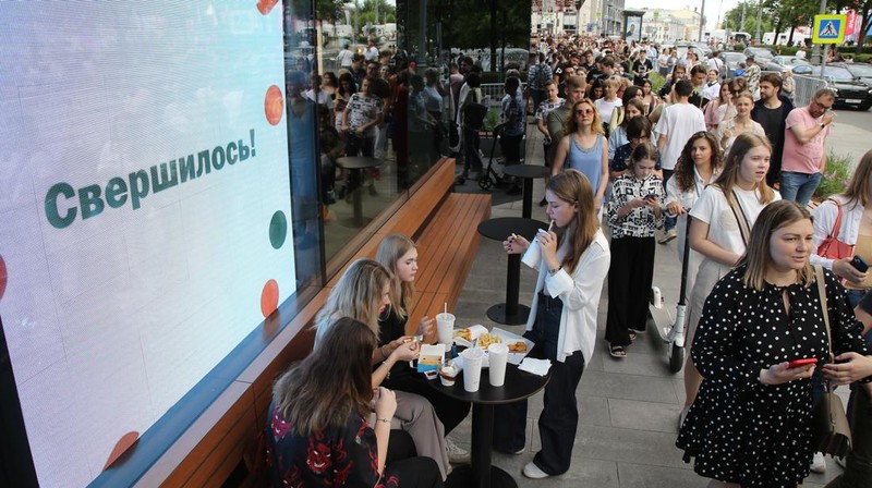 Pembukaan restoran pengganti McDonald's di Rusia yakni Vkusno & tochka disambut antusias masyarakat. Antrean panjang warga terlihat di gerai restoran itu.