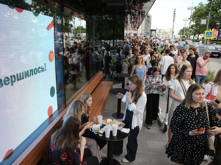 Ramai Banget! Warga Rusia Antusias Cobain Resto Baru Pengganti McD