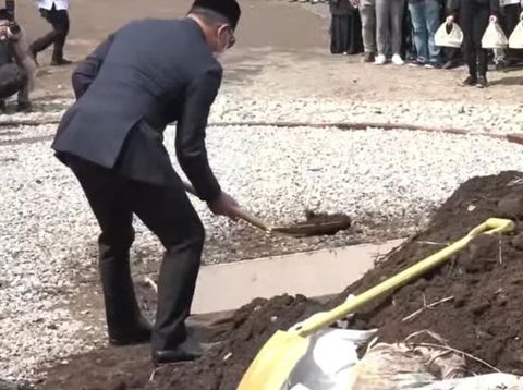 Ridwan Kamil di pemakaman Eril (Screenshot YouTube Humas Jabar)