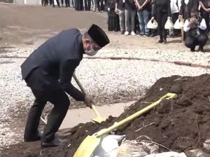 Ridwan Kamil Masukkan Tanah Pertama ke Liang Lahad Makam Eril
