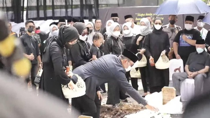Ridwan Kamil menabur bunga di makam Eril