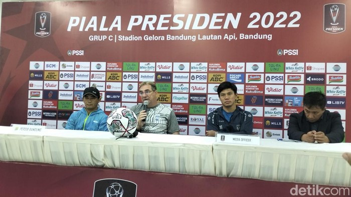 Robert Alberts dalam konferensi pers usai laga.