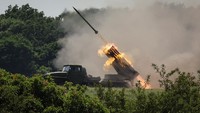 Anggota layanan Ukraina menembakkan sistem peluncuran roket ganda BM-21 Grad, dekat kota Lysychansk, wilayah Luhansk, di tengah serangan Rusia ke Ukraina 12 Juni 2022.