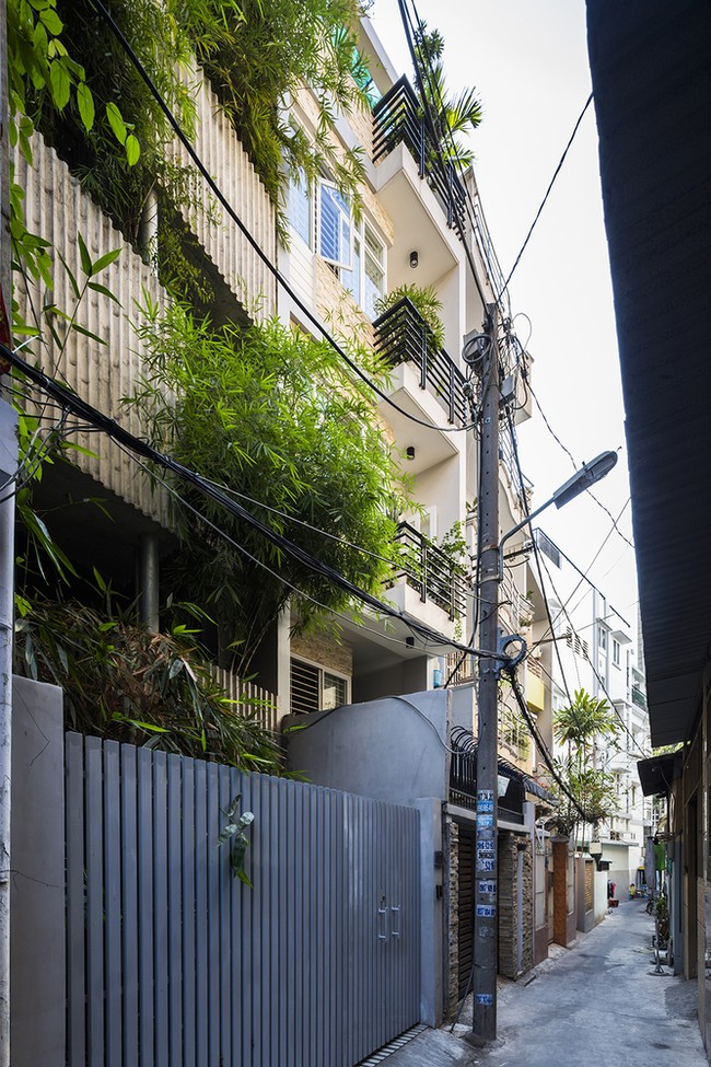 Padat penduduk, Ho-Chi-Minh City, Vietnam, didominasi pemukiman yang berada di gang-gang sempit seperti rumah ini. Walau begitu, rumah tersebut tetap hadir dengan desain kekinian yang modern dan fungsional. (Foto: Archdaily/Hiroyuki Oki)