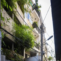 Padat penduduk, Ho-Chi-Minh City, Vietnam, didominasi pemukiman yang berada di gang-gang sempit seperti rumah ini. Walau begitu, rumah tersebut tetap hadir dengan desain kekinian yang modern dan fungsional. (Foto: Archdaily/Hiroyuki Oki)