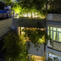 Penampakan fasad rumah di malam hari. Tertarik untuk membuat rumah seperti ini di gang sempit? (Foto: Archdaily/Hiroyuki Oki)
