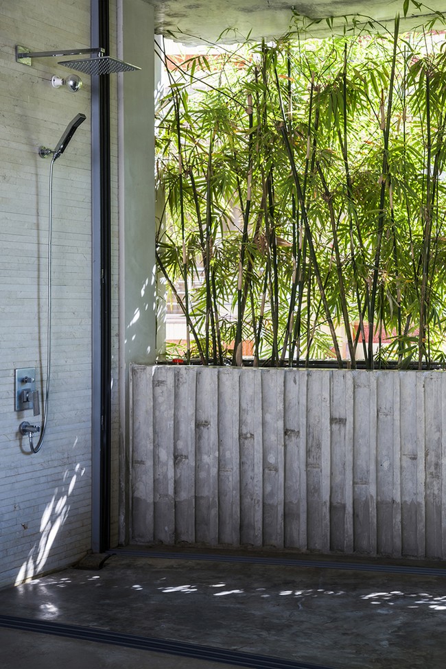 Begitu pula kamar mandi. Suasanya seperti di sebuah vila mewah. (Foto: Archdaily/Hiroyuki Oki)