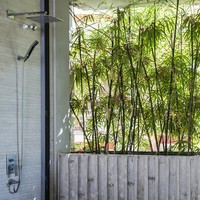 Begitu pula kamar mandi. Suasanya seperti di sebuah vila mewah. (Foto: Archdaily/Hiroyuki Oki)