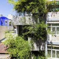 Didesain oleh VTN Architecs, bangunan ini mendapat julukan rumah bambu. Bukan hanya karena kliennya sangat menyukai pohon bambu, tapi juga ada fungsi tersendiri.  (Foto: Archdaily/Hiroyuki Oki)