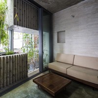 Fungsinya sebagai penutup alami agar rumah dapat tetap terbuka tanpa harus mengorbankan privasi. Selain itu, rumah juga terlihat lebih asri. (Foto: Archdaily/Hiroyuki Oki)