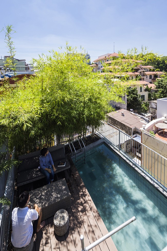 Fitur yang mengejutkan adalah kolam renang di atas rumah atau rooftop. Di sini, penghuni juga bisa bersantai. (Foto: Archdaily/Hiroyuki Oki)