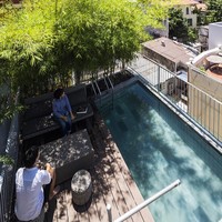 Fitur yang mengejutkan adalah kolam renang di atas rumah atau rooftop. Di sini, penghuni juga bisa bersantai. (Foto: Archdaily/Hiroyuki Oki)