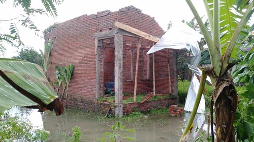 Rumah korban angin puting beliung di Dusun Rumak Barat, Desa Rumak, Kecamatan Kediri, Lombok Barat yang atapnya diterbangkan angin.