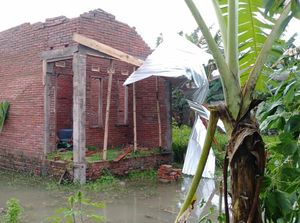 Angin Puting Beliung Terbangkan Atap Rumah Warga di Lombok Barat