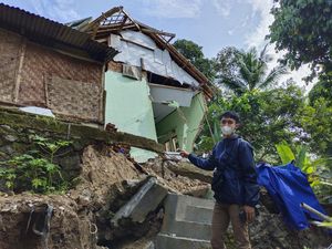 23 Warga Mengungsi Imbas Tanah Bergerak di Lebak Banten