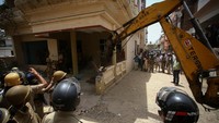 Melansir BBC Indonesia, para pemuka komunitas muslim di negara bagian Uttar Pradesh diperintahkan untuk mengosongkan rumah sebelum tempat tinggal mereka dihancurkan. Salah satu rumah yang dihancurkan adalah milik politisi bernama Javed Ahmed, seperti dikutip dari surat kabar berbahasa Inggris di India, Hindustan Times. Ahmed dituding sebagai dalang dari kericuhan tersebut, menurut kantor berita Reuters.