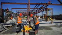 Seorang pekerja konstruksi bekerja di lokasi sebuah rumah sakit baru yang sedang dibangun dengan dukungan Kementerian Pertahanan Rusia di Luhansk.