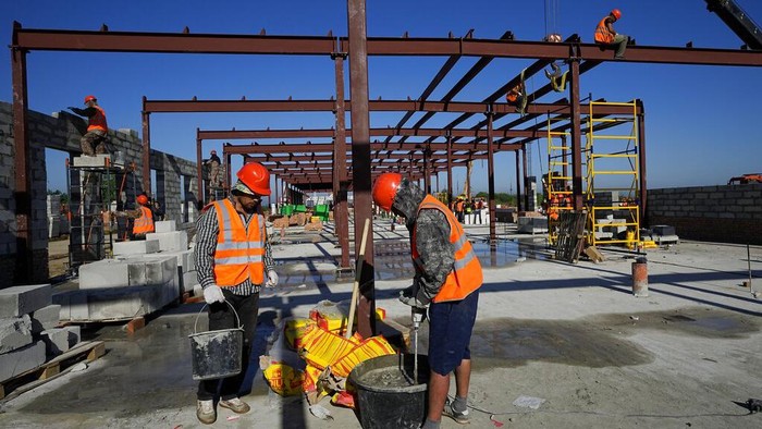 Rusia Bangun Lagi Kota di Ukraina yang Berhasil Dikuasai Construction workers work on the site of a new hospital that is being built with the support of Russia Defense Ministry in Luhansk, on the territory which is under the Government of the Luhansk People's Republic control, eastern Ukraine, Saturday, June 11, 2022. This photo was taken during a trip organized by the Russian Ministry of Defense. (AP Photo)