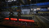 Sekelompok wartawan asing mengunjungi Kompleks Metalurgi Alchevsk, di wilayah yang berada di bawah kendali Pemerintah Republik Rakyat Luhansk, Ukraina timur. Pabrik ini kembali beroperasi seperti sediakala.
