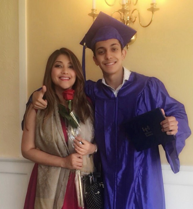 Sarah Azhari beberapa kali mengunggah kebersamaannya dengan Albany. Tidak sedikit netizen menyebut bahwa keduanya tidak seperti ibu dan anak, tapi lebih mirip kakak-adik. Foto: Instagram/@sazarita