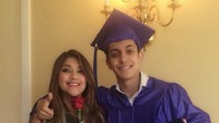 Sarah Azhari mengizinkan Albany tinggal terpisah karena menurutnya ini memang sudah waktunya. Karena memang sudah seharusnya dia belajar mandiri. Kayaknya yang lain-lain, teman-temannya sudah tinggal sendiri-sendiri, jelas Sarah Azhari. Foto: Instagram/@sazarita