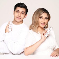 Momen saat Sarah dan Albany sama-sama menjadi model untuk produk kecantikan. Foto: Instagram/@sazarita