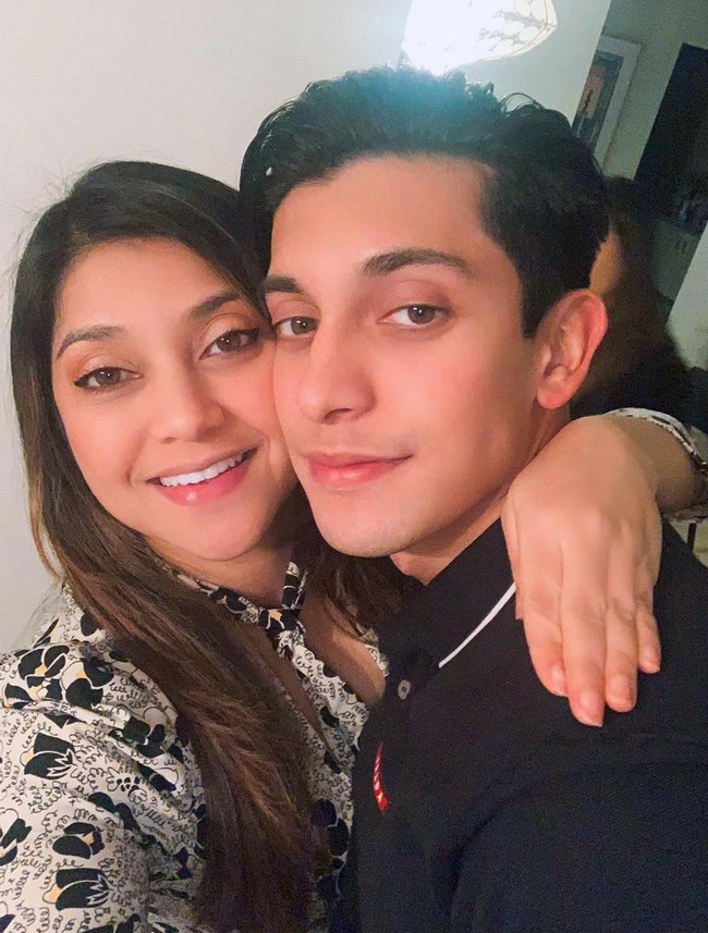 Sarah Azhari memiliki anak yang sudah beranjak dewasa, Albany Ray. Putra semata wayangnya itu kini berusia 21 tahun. Foto: Instagram/@sazarita