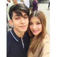 Sarah Azhari dan Albany kini menetap di Los Angeles, Amerika Serikat. Foto: Instagram/@sazarita