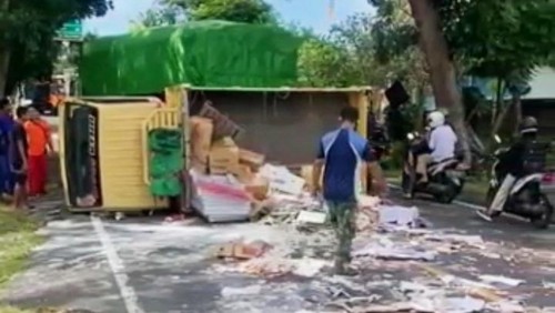 Sebuah truk bermuatan material bangunan terguling di Jalan Denpasar - Gilimanuk di Desa Pangyangan, Kecamatan Pekutatan, Kabupaten Jembrana, Bali, Senin (13/6/2022).