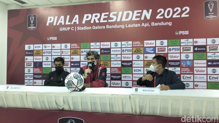 Stefano Cugurra Teco dalam konferensi pers.