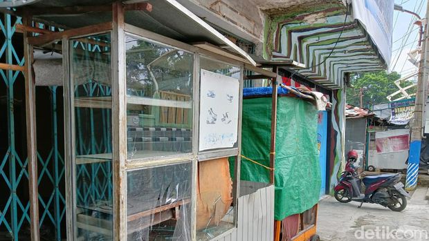 Steling warga rusak usai terkena lemparan batu