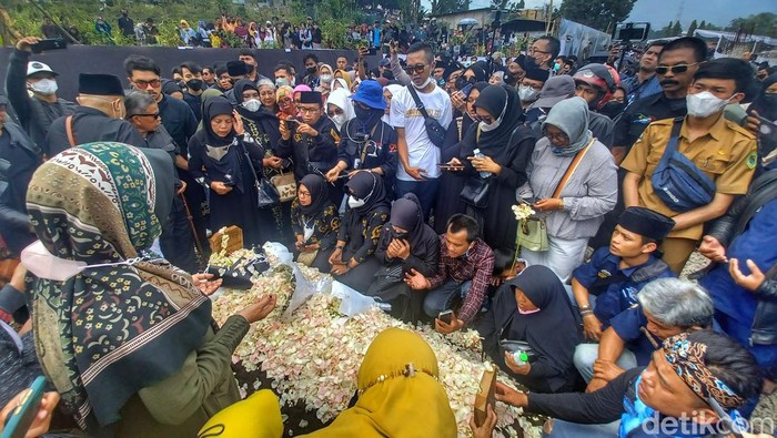 Suasana di makam Eril.