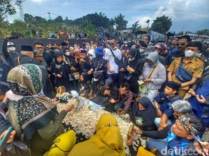 Warga Mulai Padati Makam Eril di Cimaung
