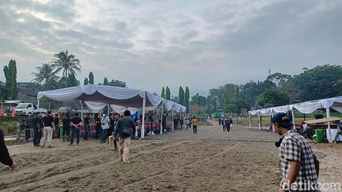 Suasana di pemakaman Eril.