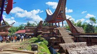 Tampak warga beramai-ramai datang membantu persiapan Ritual Rambu Solo bagi keluarga almarhum yang ditinggalkan. (Rachmat Ariadi/detikSulsel).