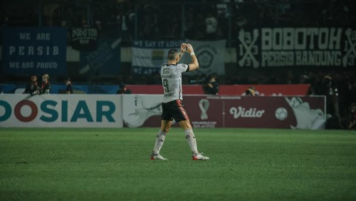 Pemain Bali United Spasojevic terlihat memberikan tanda berbentuk jantung menggunakan kedua tangannya kepada suporter Maung Bandung yang hadir di Stadion GBLA
