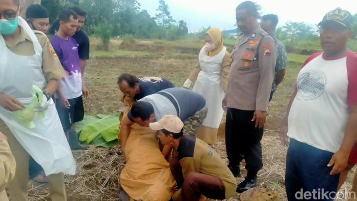 Petugas mengevakuasi jenazah Yono (65) yang tewas tersambar petir saat berladang. (dok Polres Sukoharjo).