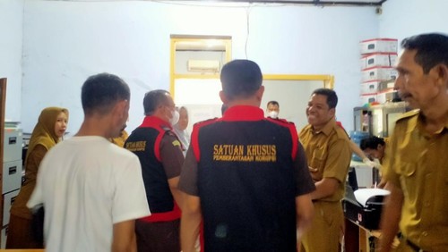Tim Satgas Pidsus Kejati saat periksa dan sita berkas di ruangan Bagian Keuangan Dikpora Dompu