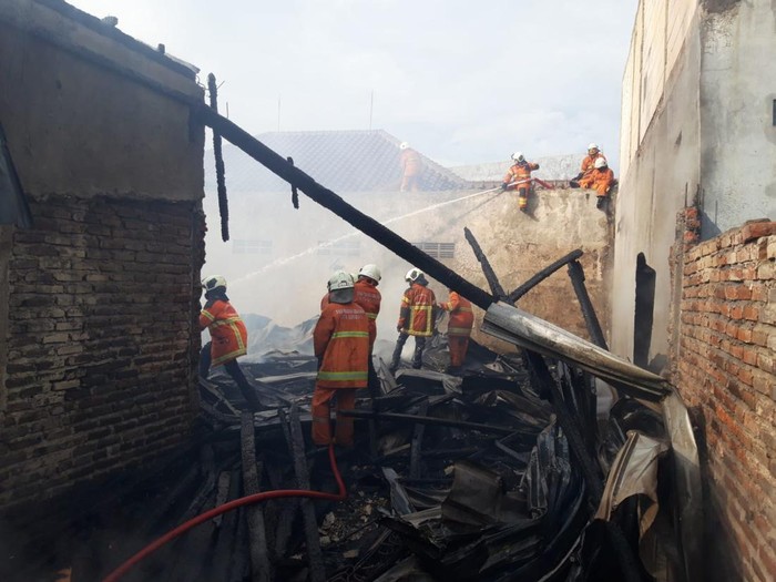 Toko mebel di Surabaya ludes terbakar