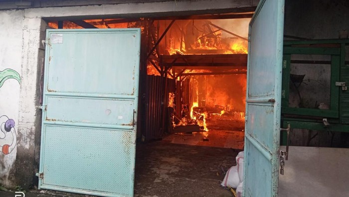 toko mebel di surabaya terbakar