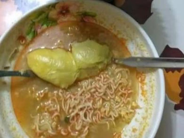 10 Topping Nyeleneh Mie Instan Ini Malah Bikin Tak Nafsu Makan!
